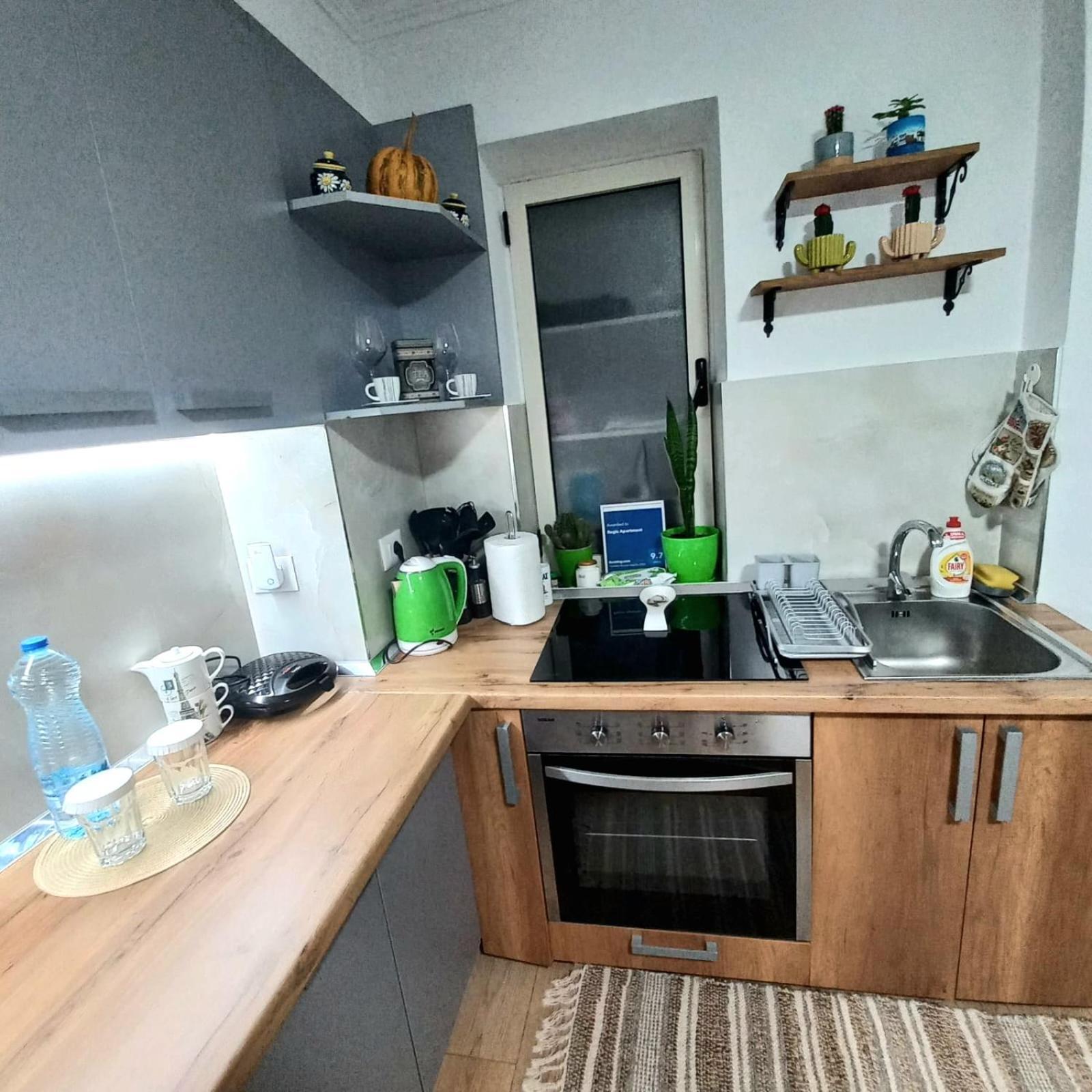 Regis Apartment Тирана Екстер'єр фото